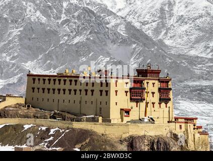 Stok Palace dans les montagnes enneigées du Ladakh, Jammu et Cachemire, Inde. L'architecture du palais Stok est un mélange parfait de tradition et de contemporain. Banque D'Images