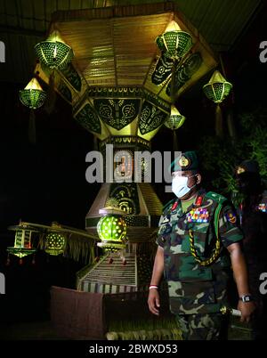 Colombo, province occidentale, Sri Lanka. 3 juin 2020. Shavendra Silva, chef de l'armée sri lankaise, lors du festival bouddhiste annuel de Poson à Colombo, le 3 juin 2020. - les bouddhistes sri lankais se préparent à célébrer Poson, un festival bouddhiste marquant l'introduction de la religion sur l'île, qui tombe le 05 juin de cette année. Credit: Pradeep Dambarage/ZUMA Wire/Alay Live News Banque D'Images