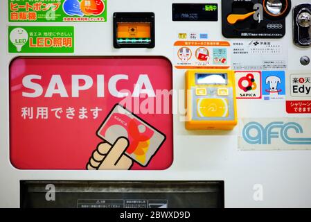 SAPPORO, JAPON - 11 NOVEMBRE 2019 : gros plan carte Sapica ou carte Sapporo IC machine de vente. Sapica est un billet de carte à puce pour le transport à Sapporo Banque D'Images