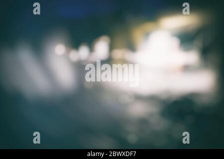 Résumé beau bokeh flou dans le parc de nuit avec lumière de fuite arrière-plan. Banque D'Images