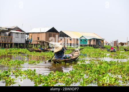 Afrique, Afrique de l'Ouest, Bénin, Lac Nokoue, Ganvié. Pirogues dans les rues aquatiques de la ville de Ganvié, au bord du lac. Banque D'Images
