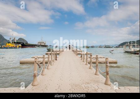 La jetée flottante ou le quai qui permet aux touristes et aux fournitures de venir des bateaux à El Nido Town, El Nido, Palawan Island, les Philippines. Banque D'Images