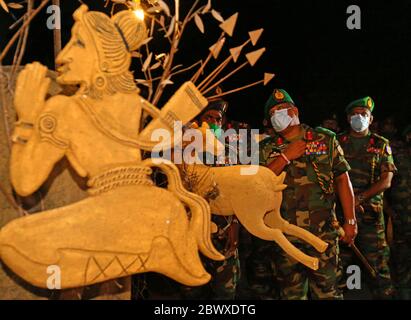 Colombo, province occidentale, Sri Lanka. 3 juin 2020. Shavendra Silva, chef de l'armée sri lankaise, lors du festival bouddhiste annuel de Poson à Colombo, le 3 juin 2020. - les bouddhistes sri lankais se préparent à célébrer Poson, un festival bouddhiste marquant l'introduction de la religion sur l'île, qui tombe le 05 juin de cette année. Credit: Pradeep Dambarage/ZUMA Wire/Alay Live News Banque D'Images