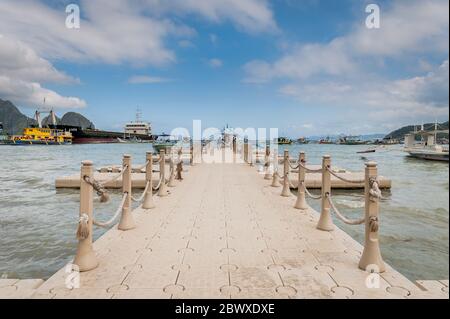 La jetée flottante ou le quai qui permet aux touristes et aux fournitures de venir des bateaux à El Nido Town, El Nido, Palawan Island, les Philippines. Banque D'Images