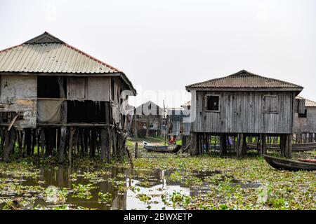 Afrique, Afrique de l'Ouest, Bénin, Lac Nokoue, Ganvié. Pirogues dans les rues aquatiques de la ville de Ganvié, au bord du lac. Banque D'Images