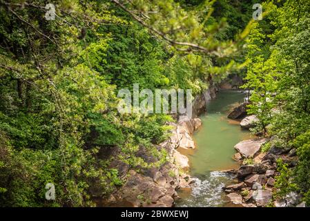 Vue aérienne de la rivière Tallulah qui s'énait le long du sol de la gorge de Tallulah dans le parc national de Tallulah gorge, dans le nord-est de la Géorgie. (ÉTATS-UNIS) Banque D'Images