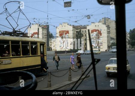 1983 Moscou - peintures murales communistes « gloire au travail » sur des immeubles d'appartements dans une zone urbaine de Moscou, Russie Banque D'Images