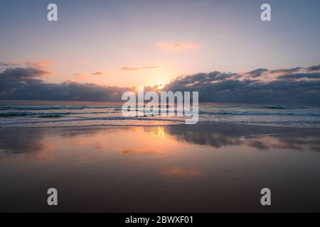 Lever du soleil à Surfers Paradise, Gold Coast, Australie Banque D'Images