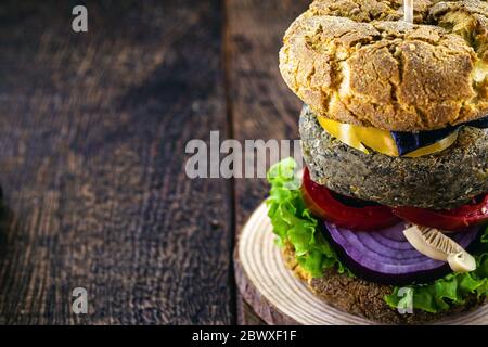 gros plan sur un hamburger végétarien, fait avec des légumes et des protéines, comme les pois chiches, le soja, les champignons, les tomates, le chou rouge, les poulets et d'autres Banque D'Images