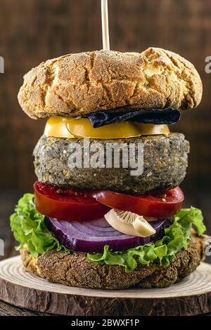 gros plan sur un hamburger végétarien, fait avec des légumes et des protéines, comme les pois chiches, le soja, les champignons, les tomates, le chou rouge, les poulets et d'autres Banque D'Images