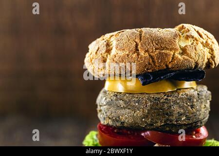 gros plan sur un hamburger végétarien, fait avec des légumes et des protéines, comme les pois chiches, le soja, les champignons, les tomates, le chou rouge, les poulets et d'autres Banque D'Images