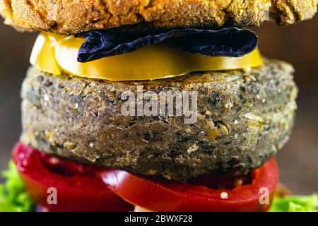 gros plan sur un hamburger végétarien, fait avec des légumes et des protéines, comme les pois chiches, le soja, les champignons, les tomates, le chou rouge, les poulets et d'autres Banque D'Images