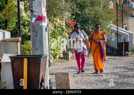 Nagpur, Maharahstra, Inde - Mars 2019: Deux femmes indiennes gaies portant des lunettes de soleil accrochées au lac Futala à Nagpur. Banque D'Images