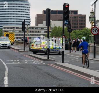 Londres, Royaume-Uni. 3 juin 2020. Les services d'urgence ont répondu à un homme qui a été repéré entrant dans la Tamise près du pont de Westminster. Crédit : Ian Davidson/Alay Live News Banque D'Images