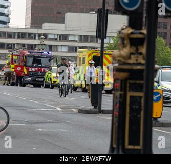 Londres, Royaume-Uni. 3 juin 2020. Les services d'urgence ont répondu à un homme qui a été repéré entrant dans la Tamise près du pont de Westminster. Crédit : Ian Davidson/Alay Live News Banque D'Images