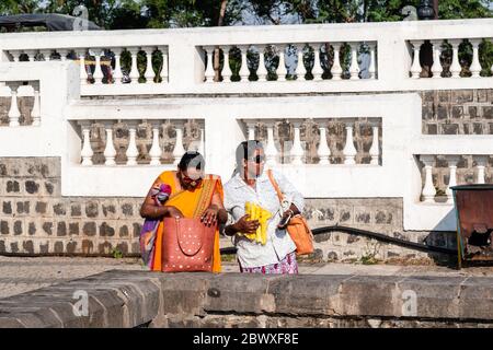 Nagpur, Maharahstra, Inde - Mars 2019: Deux femmes indiennes portant des lunettes de soleil pendent au lac Futala à Nagpur. Banque D'Images