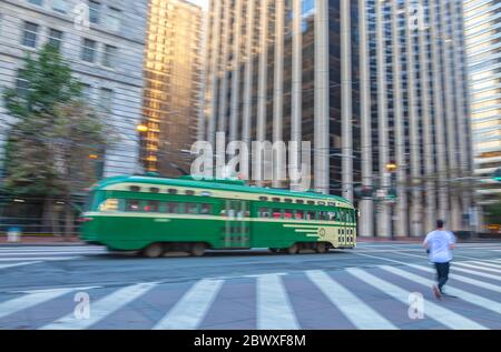 Caméra panoramique d'un bus roulant en mouvement à Market Street à San Francisco, États-Unis. Banque D'Images