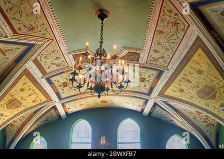 BRATISLAVA, SLOVAQUIE - 03 SEPTEMBRE 2019 : lustre et plafond peint de la salle dans l'hôtel de ville. Fenêtres en mosaïque Banque D'Images