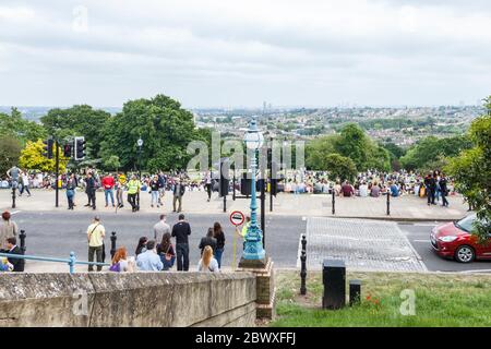 Vue sur Londres depuis un Alexandra Palace bondé, Londres, Royaume-Uni Banque D'Images