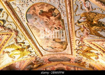 BRATISLAVA, SLOVAQUIE - 03 SEPTEMBRE 2019 : plafond peint de la salle de l'hôtel de ville. Maintenant l'hôtel de ville est le Musée de la ville de Bratislava Banque D'Images