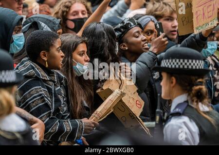 Londres, Royaume-Uni. 03ème juin 2020. Les derniers vestiges se rassemblent devant Downing Street et certains tentent d'engager la police dans des discussions, d'autres se proposent d'être arrêtés - les manifestants réagissent à la mort de George Floyd, à Minneapolis la semaine dernière, en se rassemblant à Hyde Park dans le cadre d'une journée d'action contre la discrimination. L'Africain américain de 46 ans a été filmé comme un policier blanc à genoux sur son cou pendant presque neuf minutes. Le « verrouillage » facilité se poursuit pour l'épidémie de coronavirus (Covid 19) à Londres. Crédit : Guy Bell/Alay Live News Banque D'Images