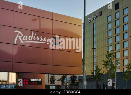 L'hôtel Radisson Red, dans la région de Finnieston, à Glasgow, est doté d'un revêtement métallique à la finition nacrée qui varie sa couleur en fonction de la lumière Banque D'Images