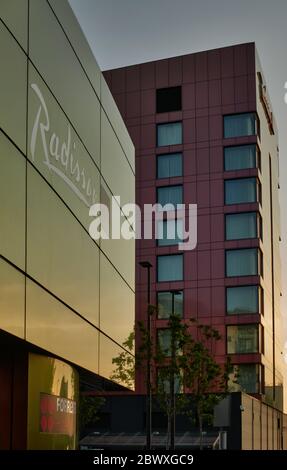 L'hôtel Radisson Red, dans la région de Finnieston, à Glasgow, est doté d'un revêtement métallique à la finition nacrée qui varie sa couleur en fonction de la lumière Banque D'Images