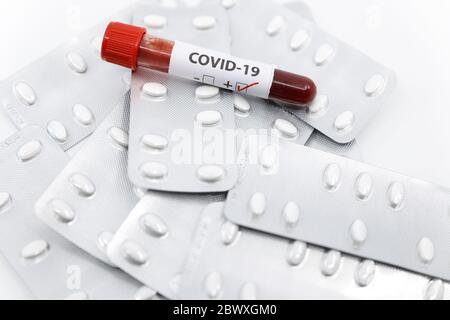 Tube de test sanguin positif COVID-19 en plus de la médecine. Concept de médecine de traitement du coronavirus. Banque D'Images