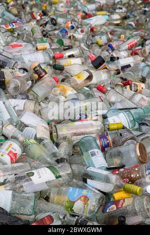 Tralee, Irlande - 6 mars 2019 : pile de bouteilles en verre dans un centre de recyclage Banque D'Images