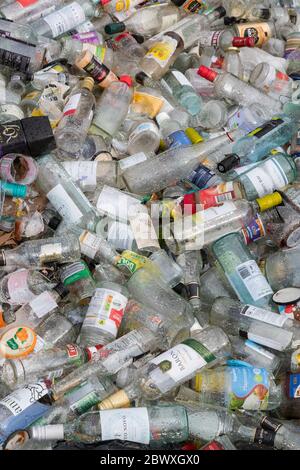 Tralee, Irlande - 6 mars 2019 : bouteilles en verre entassées dans un centre de recyclage Banque D'Images