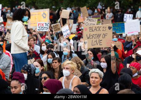 Londres, Royaume-Uni. 03ème juin 2020. Des milliers de manifestants se rassemblent à Hyde Park Londres pour soutenir le mouvement Black Lives Matter après la mort de George Floyd à Minneapolis, aux mains d'un policier blanc. Crédit : David Parry/Alay Live News Banque D'Images
