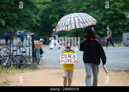 Londres, Royaume-Uni. 03ème juin 2020. Des milliers de manifestants se rassemblent à Hyde Park Londres pour soutenir le mouvement Black Lives Matter après la mort de George Floyd à Minneapolis, aux mains d'un policier blanc. Crédit : David Parry/Alay Live News Banque D'Images