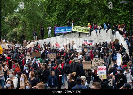 Londres, Royaume-Uni. 03ème juin 2020. Des milliers de manifestants se rassemblent à Hyde Park Londres pour soutenir le mouvement Black Lives Matter après la mort de George Floyd à Minneapolis, aux mains d'un policier blanc. Crédit : David Parry/Alay Live News Banque D'Images