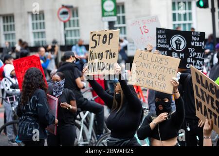 Londres, Royaume-Uni. 03ème juin 2020. Des milliers de manifestants se rassemblent à Hyde Park Londres pour soutenir le mouvement Black Lives Matter après la mort de George Floyd à Minneapolis, aux mains d'un policier blanc. Crédit : David Parry/Alay Live News Banque D'Images