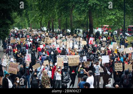 Londres, Royaume-Uni. 03ème juin 2020. Des milliers de manifestants se rassemblent à Hyde Park Londres pour soutenir le mouvement Black Lives Matter après la mort de George Floyd à Minneapolis, aux mains d'un policier blanc. Crédit : David Parry/Alay Live News Banque D'Images