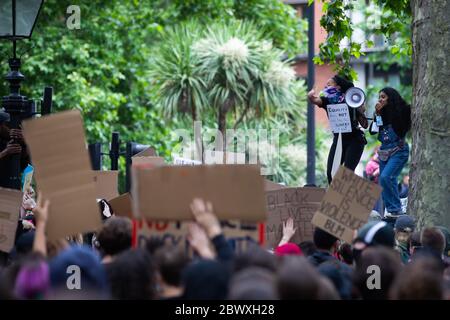 Londres, Royaume-Uni. 03ème juin 2020. Des milliers de manifestants se rassemblent à Hyde Park Londres pour soutenir le mouvement Black Lives Matter après la mort de George Floyd à Minneapolis, aux mains d'un policier blanc. Crédit : David Parry/Alay Live News Banque D'Images