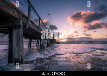 Jetée de Henley Beach au coucher du soleil, Adélaïde, Australie méridionale Banque D'Images