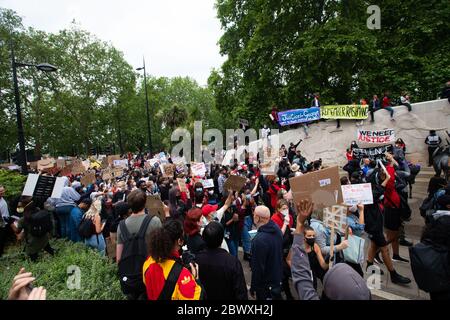 Londres, Royaume-Uni. 03ème juin 2020. Des milliers de manifestants se rassemblent à Hyde Park Londres pour soutenir le mouvement Black Lives Matter après la mort de George Floyd à Minneapolis, aux mains d'un policier blanc. Crédit : David Parry/Alay Live News Banque D'Images