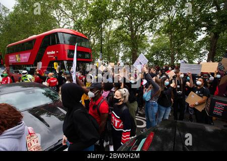 Londres, Royaume-Uni. 03ème juin 2020. Des milliers de manifestants se rassemblent à Hyde Park Londres pour soutenir le mouvement Black Lives Matter après la mort de George Floyd à Minneapolis, aux mains d'un policier blanc. Crédit : David Parry/Alay Live News Banque D'Images