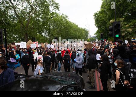 Londres, Royaume-Uni. 03ème juin 2020. Des milliers de manifestants se rassemblent à Hyde Park Londres pour soutenir le mouvement Black Lives Matter après la mort de George Floyd à Minneapolis, aux mains d'un policier blanc. Crédit : David Parry/Alay Live News Banque D'Images