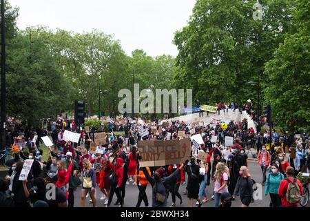 Londres, Royaume-Uni. 03ème juin 2020. Des milliers de manifestants se rassemblent à Hyde Park Londres pour soutenir le mouvement Black Lives Matter après la mort de George Floyd à Minneapolis, aux mains d'un policier blanc. Crédit : David Parry/Alay Live News Banque D'Images