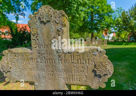 Stela sur le cimetière de l'église luthérienne, village d'artistes de Fischerhude, Ottersberg, Landkreis Verden, Niedersachsen, Deutschland Banque D'Images