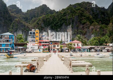 La jetée flottante ou le quai qui permet aux touristes et aux fournitures de venir des bateaux à El Nido Town, El Nido, Palawan Island, les Philippines. Banque D'Images