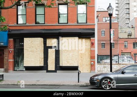 Hoboken, NJ / USA - 2 juin 2020: La façade de Lululemon est protégée par un contreplaqué en préparation pour la manifestation de George Floyd contre le moume de matière de la vie noire Banque D'Images