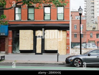 Hoboken, NJ / USA - 2 juin 2020: La façade de Lululemon est protégée par un contreplaqué en préparation pour la manifestation de George Floyd contre le moume de matière de la vie noire Banque D'Images