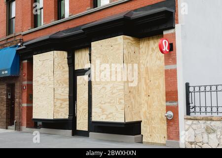 Hoboken, NJ / USA - 2 juin 2020: La façade de Lululemon est recouverte de panneaux de contreplaqué en préparation à la manifestation de George Floyd pour la justice raciale sur Ju Banque D'Images