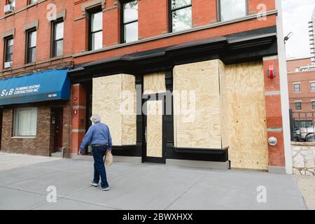 Hoboken, NJ / USA - 2 juin 2020: La façade de Lululemon est protégée par un contreplaqué en préparation pour la manifestation de George Floyd contre le moume de matière de la vie noire Banque D'Images
