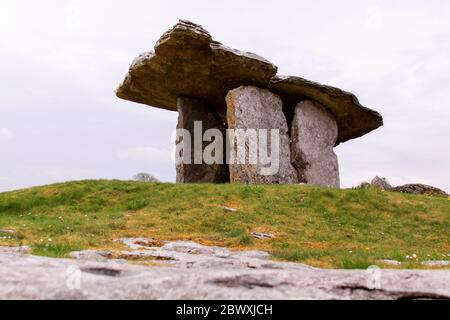 Site en pierre antique au portail du dolmen de Poulnabrone monolithes dans le comté de Clare, en Irlande Banque D'Images