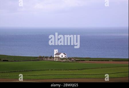 Ballintoy Church of Ireland, église blanche sur la rive de la mer irlandaise, dans un paysage serein, Irlande du Nord, Royaume-Uni Banque D'Images