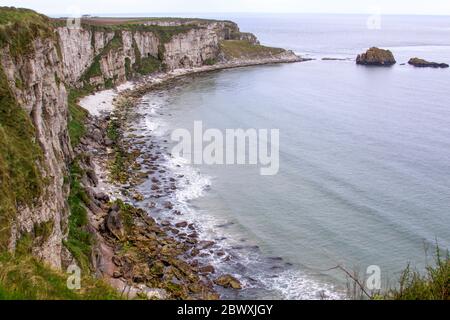 Mer calme sur la côte en Irlande, en été. Côte est de l'Irlande Banque D'Images